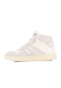 Baskets montantes en beige et blanc cassé avec des détails en daim, devant à lacets et semelle texturée, présentées sur un fond blanc.