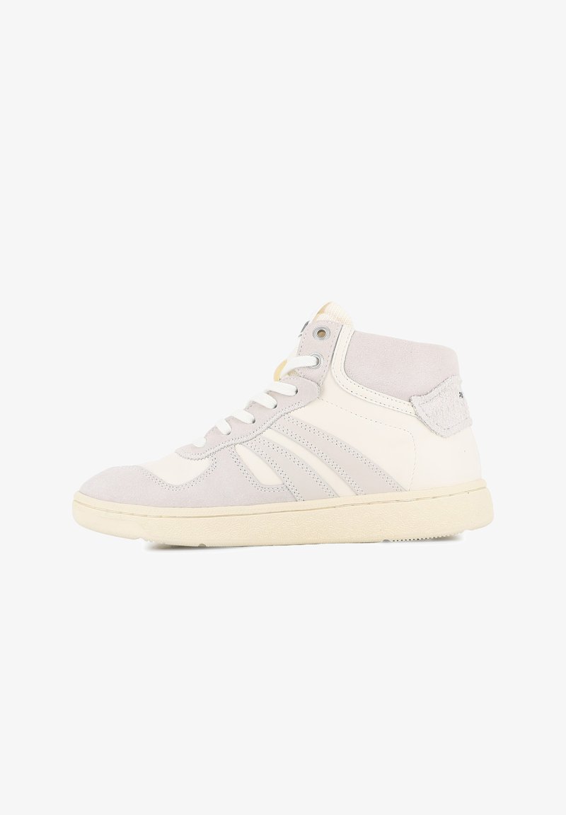 Baskets montantes en beige et blanc cassé avec des détails en daim, devant à lacets et semelle texturée, présentées sur un fond blanc.