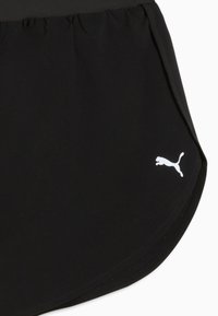 Shorts de sport noirs avec une taille élastique et un logo Puma blanc sur le bas côté droit.