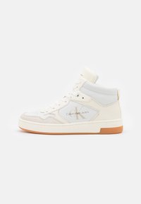 Wysokie sneakersy Calvin Klein Jeans cechują się białą skórzaną cholewką z zamszowymi akcentami, detalem logo oraz gumową podeszwą.
