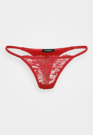 String rouge en dentelle avec motif floral, taille en satin, et couverture minimale avec des fines bretelles. Comprend un petit accent métallique.