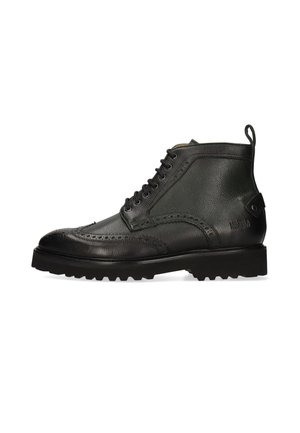 Sort læderankelstøvle med brogue-detaljer, snørelukning foran, trækflig ved hælen og tyk gummisål.
