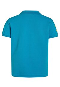 Turkos polotröja med korta ärmar, krage och tre gula knappdetaljer på axeln. Tillverkad av strukturerad tyg.