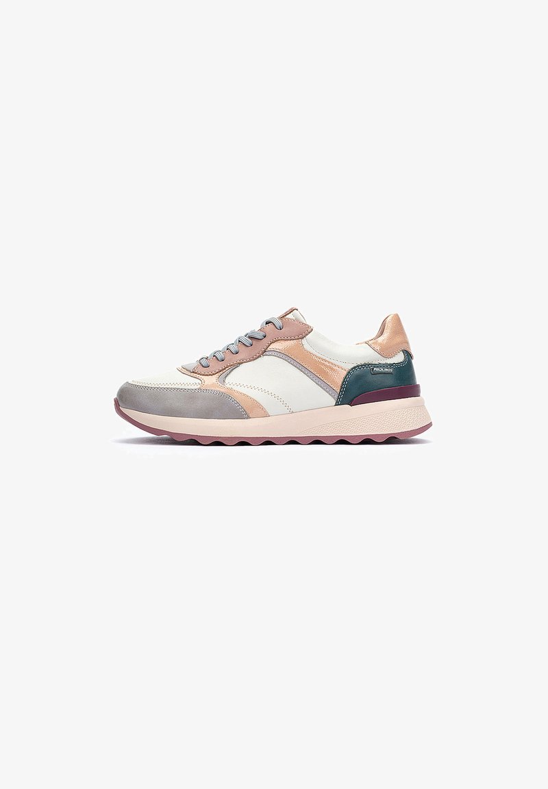 Zapatillas con parte superior de cuero blanco, acentos en gris, durazno y azul verdoso, suela texturizada y cordones. Punta redonda y diseño acolchado.