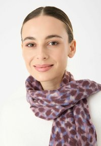 Lila und blaue gemusterte Scarf aus weichem Stoff, mit einer kuscheligen Textur und einem drapierten Design um den Hals.