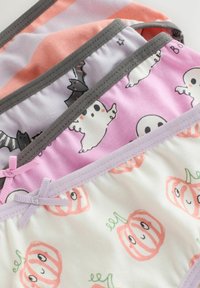 Quattro paia di mutandine per bambini realizzate in morbido tessuto di cotone. Colori: pesca chiaro, rosa con motivi di fantasmi, grigio con pipistrelli e bianco con zucche.