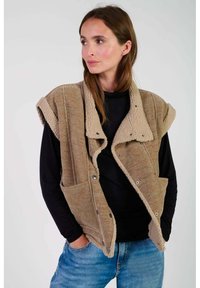 Le Temps Des Cerises SANS MANCHES FUJI - Bodywarmer - tan