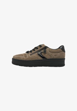 Pruunist nahast sneakerdest mustade aktsentidega, ümarate varvastega, tekstuuriga pinnaga, lamedate paeltega, külgpingutusega ja paksu musta kummist tallaga.