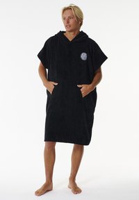 Poncho nero con cappuccio realizzato in morbido tessuto testurizzato; presenta una tasca frontale e un dettaglio con logo sul petto. Design a vestibilità ampia, lungo fino al ginocchio.
