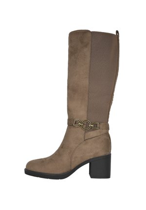 Bota marrón hasta la rodilla con un material similar al ante, un panel texturizado y un acento de cadena metálica cerca del tobillo. Tacón grueso para mayor estabilidad.