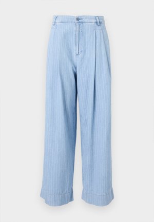 Pantaloni in denim blu chiaro con righe bianche verticali, fronte plissettato, gambe ampie e orli risvoltati. Chiusura tipica con bottone e zip.
