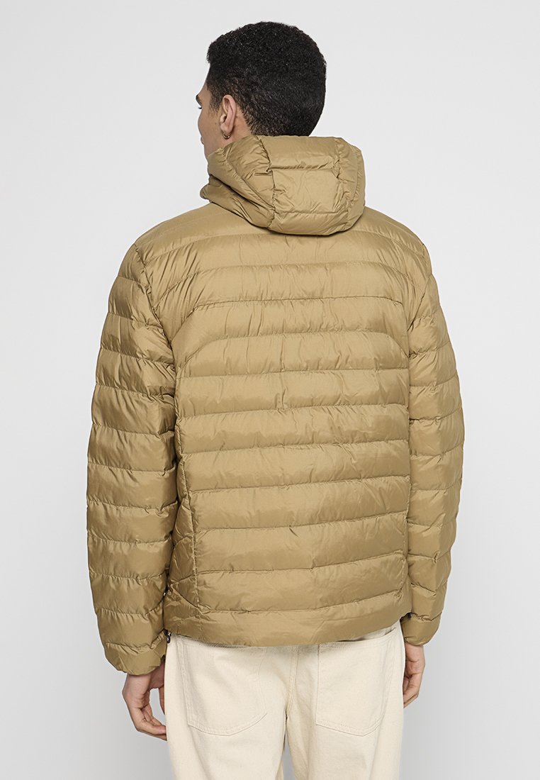 Khaki-ungefütterte Jacke mit Kapuze, mit gesteppten Abschnitten, glatter Textur und lockerer Passform. Verstärkte Nähte und dehnbare Bündchen.