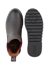 Brązowy gumowy botek do kostki o gładkim wykończeniu, różowym wnętrzu i trwałej czarnej podeszwie z wzorem serca oraz logo marki.