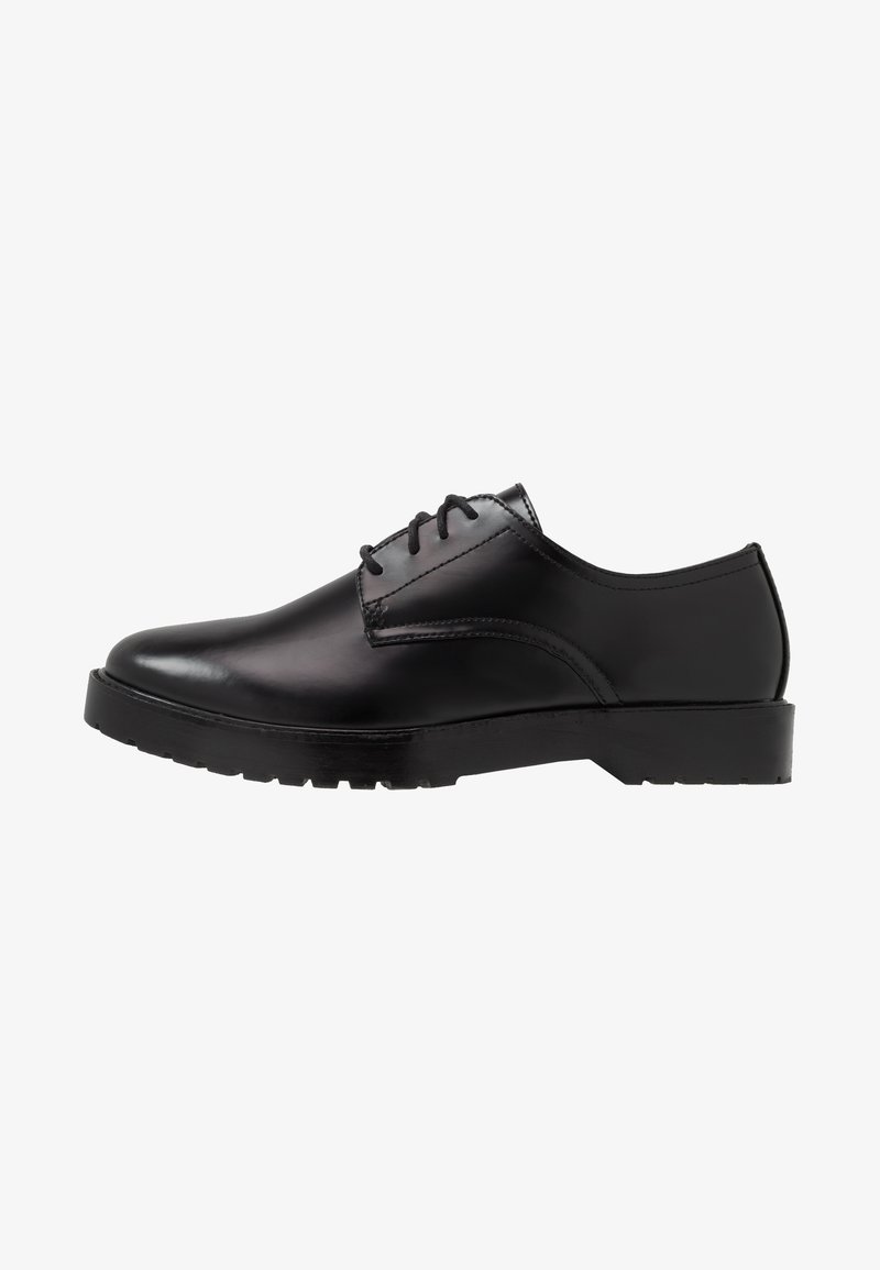 Schwarze Lederherrenschuhe mit glatter Oberfläche, runder Zehenform, Schnürdesign und einer strukturierten Gummisohle für guten Halt. Winkliger Absatz.