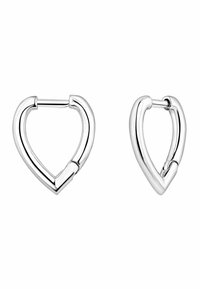 Pendientes de plata en forma de corazón con un acabado liso y pulido y un diseño con bisagra. Un pendiente es más grande que el otro.