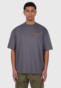 Gray cotton t-shirt with short sleeves, featuring a small orange embroidered logo "Dropsize" on the left chest area. Simple, relaxed fit.
