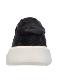 Schwarze Wildleder-Sneaker mit einer weißen Gummisohle. Mit einem Logo am Fersenbereich und einem abgerundeten Zehenbereich. Minimalistisches Design.