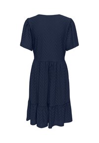 Robe bleu marine à manches courtes avec motif en œillets chevrons, taille froncée et ourlet volanté, vue de dos.