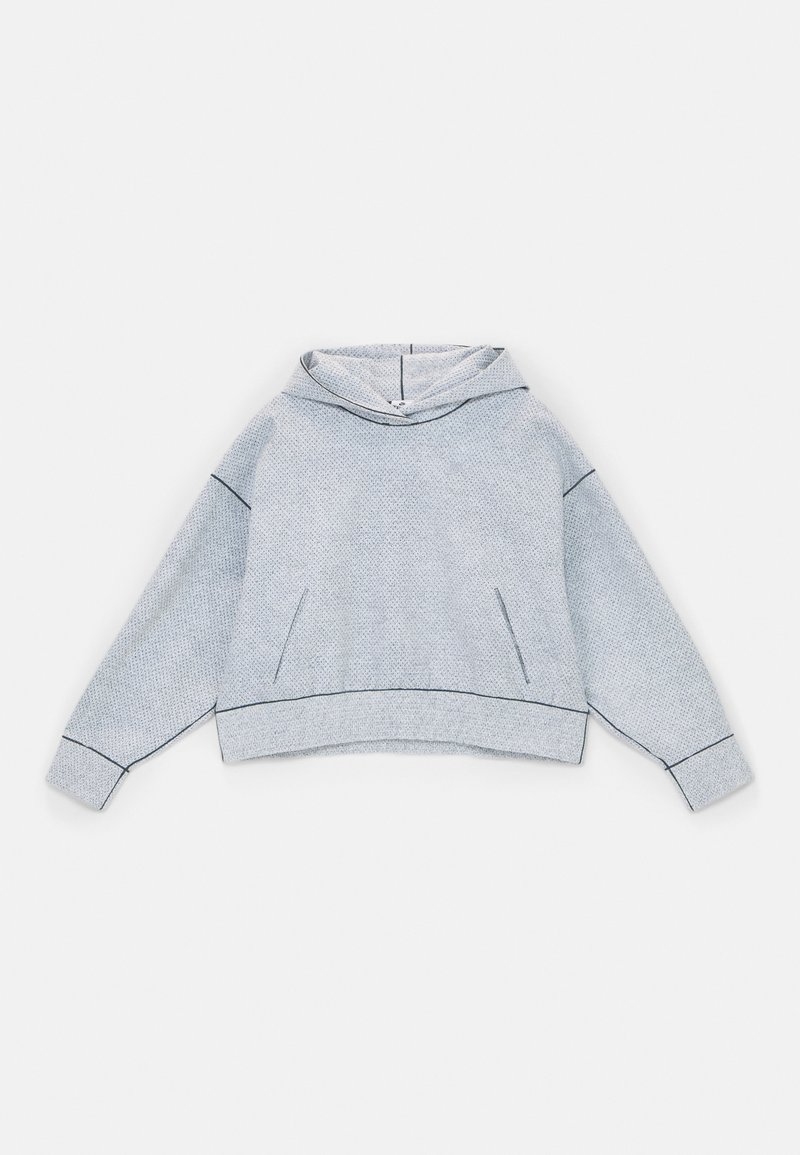 Hellgrauer Kapuzenpullover mit einer strukturierten Oberfläche, cropped Design, zwei seitlichen Taschen und dunkelblauen Nähakzenten.