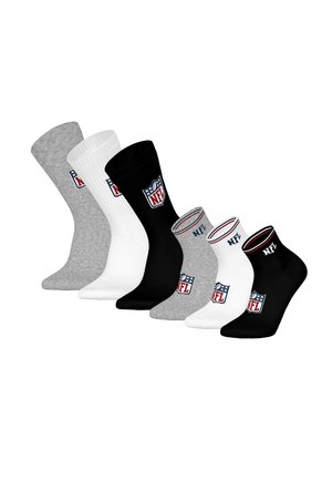 Sechs Paare grauer, weißer und schwarzer NFL-Socken in zwei verschiedenen Längen, nebeneinander auf weißem Hintergrund dargestellt.