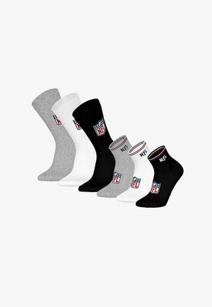 Sechs Paare grauer, weißer und schwarzer NFL-Socken in zwei verschiedenen Längen, nebeneinander auf weißem Hintergrund dargestellt.