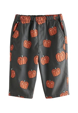 Shorts gris avec un imprimé citrouille intégral orange, dotés d'une taille élastique confortable et de poches latérales pour plus de fonctionnalité.