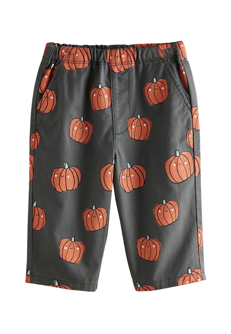 Shorts gris avec un imprimé citrouille intégral orange, dotés d'une taille élastique confortable et de poches latérales pour plus de fonctionnalité.