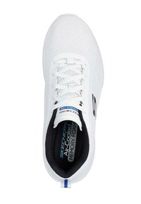 Scarpa da ginnastica bianca con tomaia testurizzata, chiusura con lacci e rivestimento interno nero. Presenta il marchio "Skechers Air-Cooled Memory Foam".