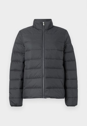 Sötét szürke pufajka, magas gallérral, teljes hosszúságú cipzárral és vízszintes varrással, amely fokozza a hőszigetelést és a textúrát.