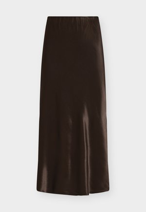 Pikk, tumedat pruunikat satiinse kangaga seelik, sileda tekstuuri ja nõrga läikega, sirge lõikega, ilma nähtavate mustrite või kaunistusteta.