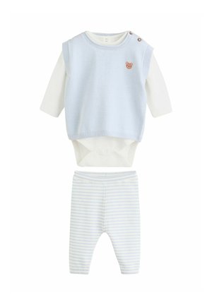 Babyoutfit med en hvid body med lange ærmer, lyseblå ærmeløs vest med bjørnemærke og blå og hvide stribede bukser.