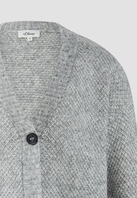 Grauer Strickcardigan mit V-Ausschnitt, strukturiertem Muster, ribbeltem Kragen und einem einzelnen schwarzen Knopfverschluss auf der Vorderseite.