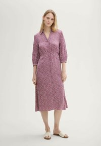 Blumenkleid in Rosa und Weiß in mittellanger Ausführung, mit Kragen und dreiviertellangen Puffärmeln. Glattes Material mit lockerer Passform.