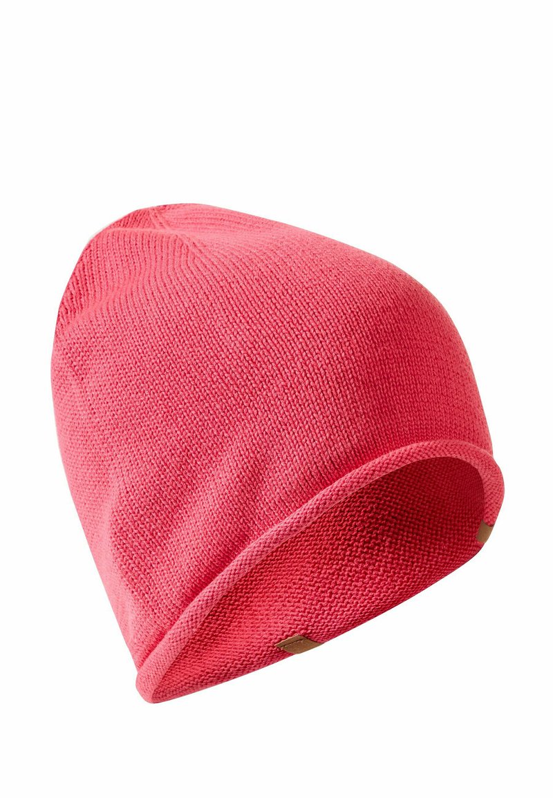 Brede gebreide muts in felroze, met een zachte textuur, slouchy ontwerp met een opgerolde rand, voorzien van een klein tanleren logo-tag aan de zijkant.