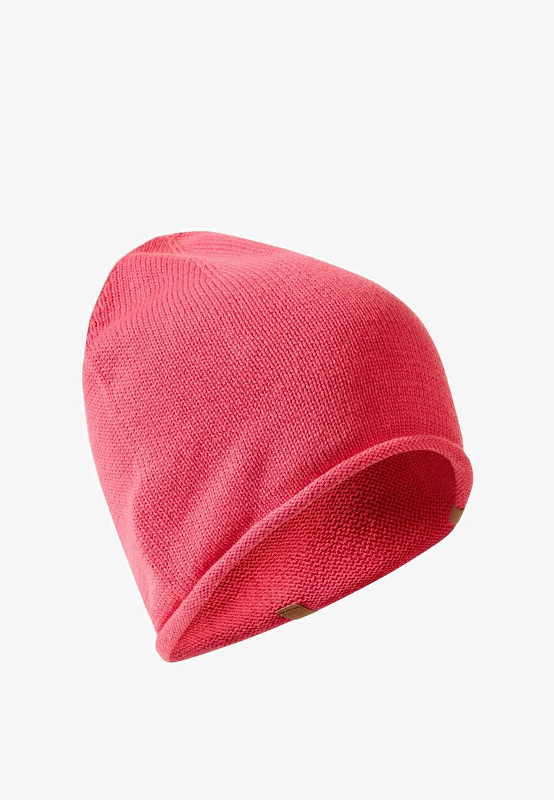 Brede gebreide muts in felroze, met een zachte textuur, slouchy ontwerp met een opgerolde rand, voorzien van een klein tanleren logo-tag aan de zijkant.