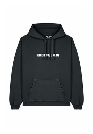 Hoodie noir en mélange de coton, doté d'une poche kangourou, de poignets côtelés et du texte "CLIGNE SI TU M'AIMES" en blanc sur le devant.