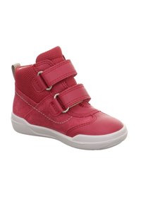 Červené vysoké tenisky s dvojicí suchých zipů, vyrobené z kůže a síťoviny, s bílou gumovou podrážkou a jemnými švy.