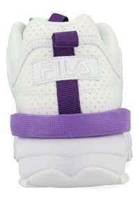 Zapatilla blanca con una suela intermedia texturizada en púrpura y un acento en el talón. Presenta un diseño perforado, el logotipo de Fila y una tira de agarre púrpura.