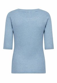 Hellblauer, gerippter Strickpullover mit einem Bootsausschnitt und Dreiviertelärmeln, der eine enganliegende Silhouette und eine weiche Textur präsentiert.