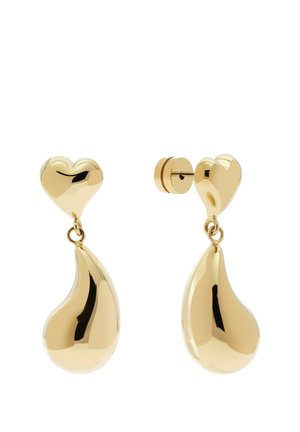 Oorknopjes van goudkleurig met hartvormige bovenkant en abstracte druppelvormige hangende bedeltjes tegen een witte achtergrond.