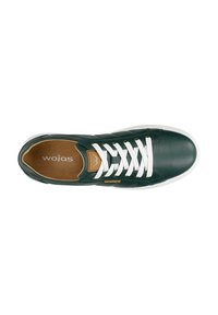 Sneaker verde in pelle con lacci bianchi e suola ingomma bianca. Presenta un accento del logo color marrone sul lato e una superficie liscia.