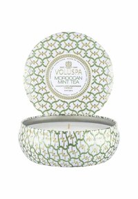 Handgjuten ljus i en dekorativ grön och vit metallbehållare med ett geometriskt mönster och gyllene detaljer, märkt "Marockansk myntete".