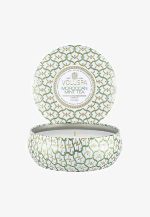 Håndstøbt lys i en dekorativ grøn og hvid metalbeholder med et geometrisk mønster og gyldne accenter, mærket "Marokkansk Mynte Te."