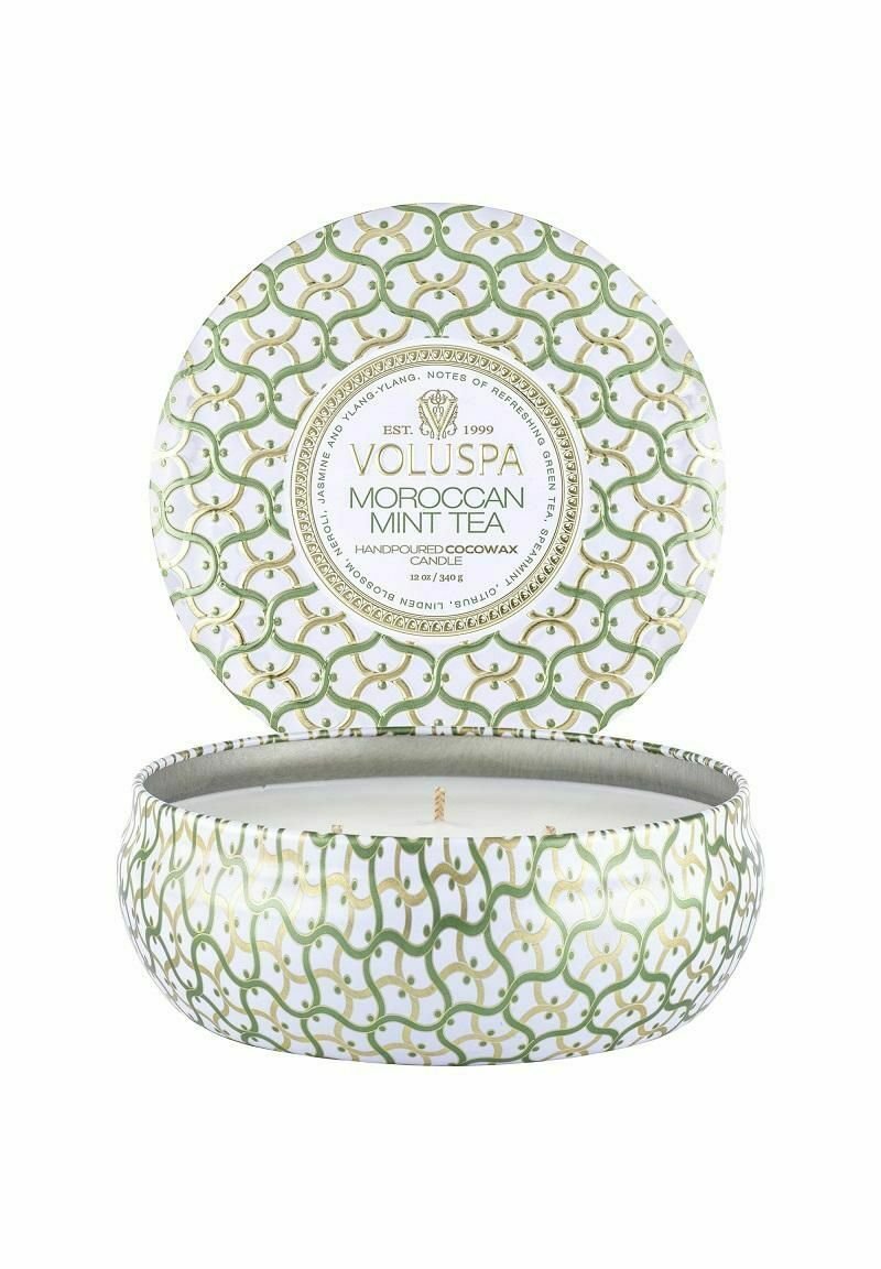 Handgjuten ljus i en dekorativ grön och vit metallbehållare med ett geometriskt mönster och gyllene detaljer, märkt "Marockansk myntete".