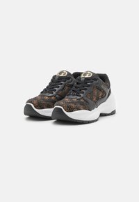 Sneaker nere con una tomaia in tessuto a fantasia e dettagli dorati, una suola spessa bianca e battistrada in gomma nera. Design con lacci.