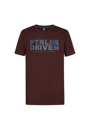 Camiseta de algodón color marrón burdeos con un estampado gráfico azul que incluye el texto "PTRLDIVEN" y coordenadas. Diseño de manga corta y cuello redondo.