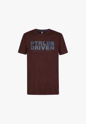 Bordó pamut póló kék grafikával, melyen a "PTRLDIVEN" felirat és koordináták találhatók. Rövid ujjú és kerek nyakú kialakítás.