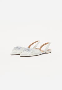 Valkoiset slingback-kengät, joissa on terävä varvas, koristeltu helmibowilla ja teksturoiduilla yksityiskohdilla, joissa on litteä korko ja sileä pinta.