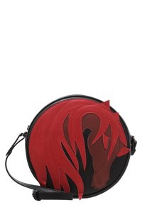 Borsa tonda con base in pelle nera. Presenta un design di cavallo in suede rosso e marrone, con dettagli della criniera in evidenza e una tracolla regolabile.