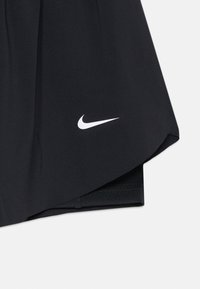 Crne atletske kratke hlače od glatkog, laganog materijala s bijelim Nike Swoosh logom smještenim na donjoj lijevoj strani.